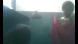 सुंदर लड़की में शारीरिक मोज़ा लेता है लिंग योनि छेद