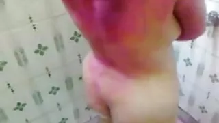 लड़की पर कॉलर लगा दिया और उसे वापस गलियारे में ले गए