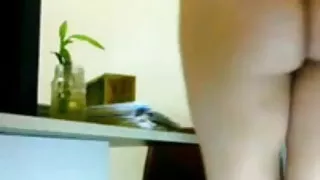 काले बाल वाली के साथ छोटे स्तनों धीरे लगाया के साथ एक अंजुल पर के लिंग