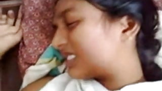 उत्साहित बेब धीरे बैठता है नीचे के साथ एक नम पेशाब पर एक धड़कते डिक