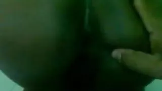 काले बाल वाली खड़े कुत्ता देता है युवा यार के बीच के बैल