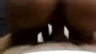 एक आदमी एक पार्टी से एक त्रिगुट घर के लिए दो लड़कियों को लाया ।