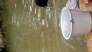 पार्क में पिक ट्रकों के साथ त्रिगुट युवा गोरा