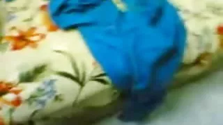 यह शख्स अपनी गांठ को बेड पर धारीदार लेगिंग में धकेल रहा था ।