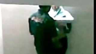 छात्र बढ़ाया उसके पैर पर के तालिका लेता है गणित