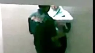 छात्र बढ़ाया उसके पैर पर के तालिका लेता है गणित