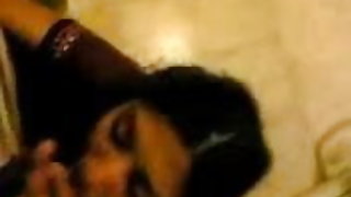 आकर्षक सुनहरे बालों वाली आराम और चलो के लिंग में के बट