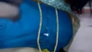 पतला रूसी सेक्स नर्स caresses मुंडा पेशाब पर के सोफे