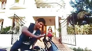 एक किराए के अपार्टमेंट पर समूह सेक्स युवा रूसी खुशमिजाज आदमी