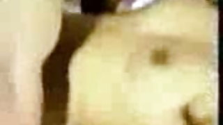 सुंदर सुनहरे बालों वाली-महिला जोर से कराह रही के दौरान मनोरंजन के साथ के शुतुरमुर्ग