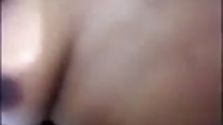 एक आदमी सख्ती और ऊर्जावान ढंग से Pret अलग बन गया में एक फ्लैट श्यामला