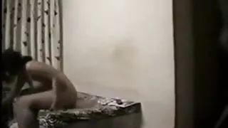 सुंदर अमीर गाँठ जिम में व्यक्तिगत ट्रेनर एक बिंदु को मंजूरी दे दी