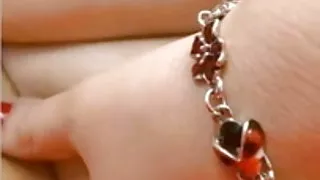 एक पियानिस्ट गोरा सक्रिय रूप से उसके पिता के दोस्त के एक सदस्य पर कूद