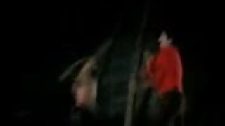 एक उत्सुक पियानोवादक टक्कर लगी है खुद के साथ एक शुतुरमुर्ग और बहकाया के संगीत शिक्षक