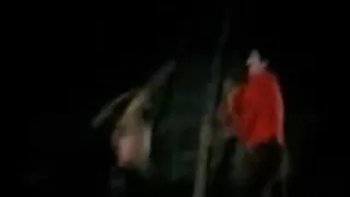 एक उत्सुक पियानोवादक टक्कर लगी है खुद के साथ एक शुतुरमुर्ग और बहकाया के संगीत शिक्षक