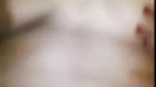 एक खड़ी कार पर एक लड़की को खदेड़ दिया और हर तरह से घर पर गड़बड़