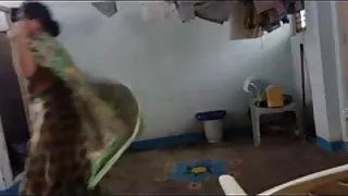 प्रकृति में बाइकर नई प्रेमिका की किटी स्वस्थ डिक में crouched