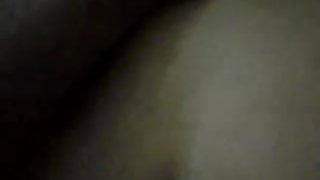 नग्न काले बाल वाली मरोड़ते बंद पर एक मोटर साइकिल और समाप्त के साथ उसके उंगलियों