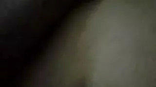 नग्न काले बाल वाली मरोड़ते बंद पर एक मोटर साइकिल और समाप्त के साथ उसके उंगलियों