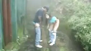 गृहिणी पर के रसोई तालिका छूत के माध्यम से एक छेद में के होजरी में