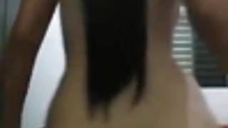 Tanned खुद को pampers सोफे पर एक ग्लास सदस्य