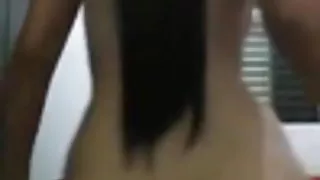 Tanned खुद को pampers सोफे पर एक ग्लास सदस्य