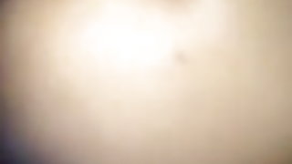 सुंदर काले महिला पूरी भावना के साथ पानी पिलाया के पहले आनेवाला