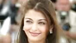 पूरा काले बाल वाली masturbates के साथ एक किट्टी खड़े में के स्नानघर