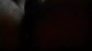 एक भूरे रंग के काले बाल वाली मक्खन पर डाला और गंभीर रूप से गुदा में टक्कर लगी