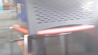 लंबे पैरों बेब चिढ़ा उसके भगशेफ के साथ उसके उंगलियों