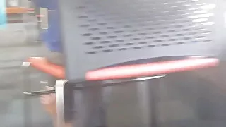 लंबे पैरों बेब चिढ़ा उसके भगशेफ के साथ उसके उंगलियों