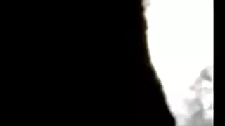 एक लंबे बालों वाली नर्स में सफेद मोज़ा जानता है वास्तव में क्या इस आदमी की जरूरत है ।