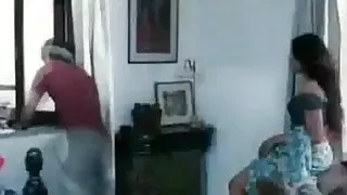 और आदमी को मेज पर गोरा शैग करने के लिए शुरू कर दिया ।