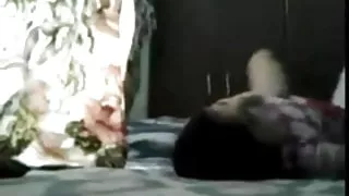 माँ के साथ सुंदर स्तनों धोखा पति के साथ एक पुष्पवर्षा पड़ोसी