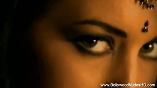 घर एक परिपक्व नर्स लाया और तीन खर्च