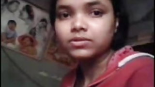 अंधेरे सौंदर्य माया टूम डालता है उसके पैर में सामने के एक पुलिसकर्मी