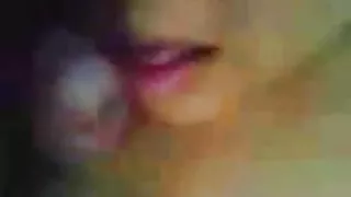 ग्रे-बालों वाला आदमी एक युवा लड़की के एक सदस्य के सिर पर खींचती