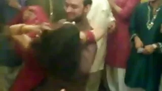 सुनहरे बालों वाली मोज़ा में मदद करता है प्रेमिका करने के लिए प्राप्त रखी के साथ उसके प्रेमी