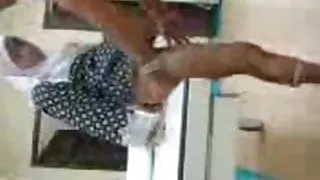 सेक्स आदमी में चश्मा और लंबे समय बालों वाली परिपक्व महिला में के रसोई