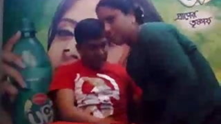 युवा लड़की के साथ एक गैर मुंडा पायलट सगाई में हस्तमैथुन