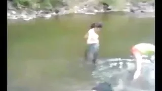 तेल से सना हुआ लड़की उसके पैर डालता है और किटी में एक बड़ा काला मुर्गा स्वीकार