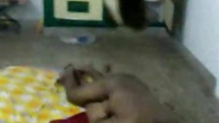 संतुष्ट के साथ एक मजबूत डिक में एक बछिया में लाल मोज़ा