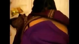 लचीला अमेरिकी फुटबॉल प्रशंसक एक बार में एक आदमी द्वारा टक्कर लगी हो जाता है जब तक वह देखता है उसके पति