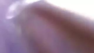 रात में एक प्रमुख शॉट में एक वेश्या और एक खड़ी ठेला के पास उसे पीटने