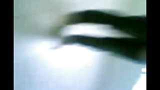 एक पड़ोसी के साथ संवाद एक बड़े बिस्तर पर बेडरूम के लिए एक जोड़े का नेतृत्व किया