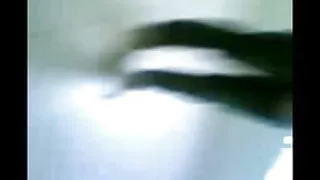 एक पड़ोसी के साथ संवाद एक बड़े बिस्तर पर बेडरूम के लिए एक जोड़े का नेतृत्व किया