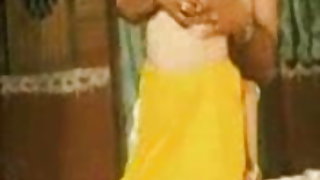 घर फूल खरीदने के लिए आया था और Saleslady अपने मूसल की कोशिश करने के लिए दिया