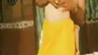 घर फूल खरीदने के लिए आया था और Saleslady अपने मूसल की कोशिश करने के लिए दिया