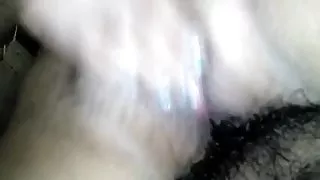 मालिश कामयाब करने के लिए खोलना के तेल से सना हुआ काले बाल वाली पर के क्लासिक सेक्स