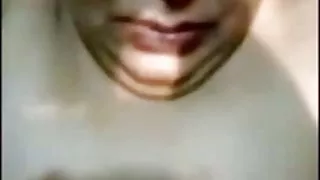 रूसी गुड़िया बैठता है और सबसे अच्छा दोस्त के साथ अपने पसंदीदा पुलिस की तरह लग रहा है